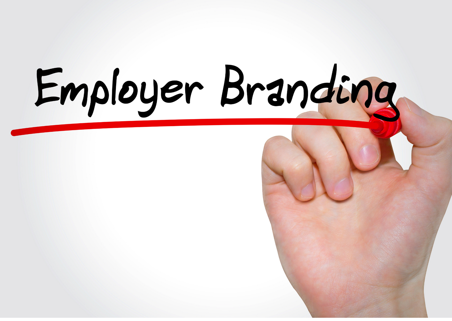 Roka z rdečim markerjem podčrtuje napis ‘Employer Branding’, kar poudarja pomen gradnje blagovne znamke delodajalca.