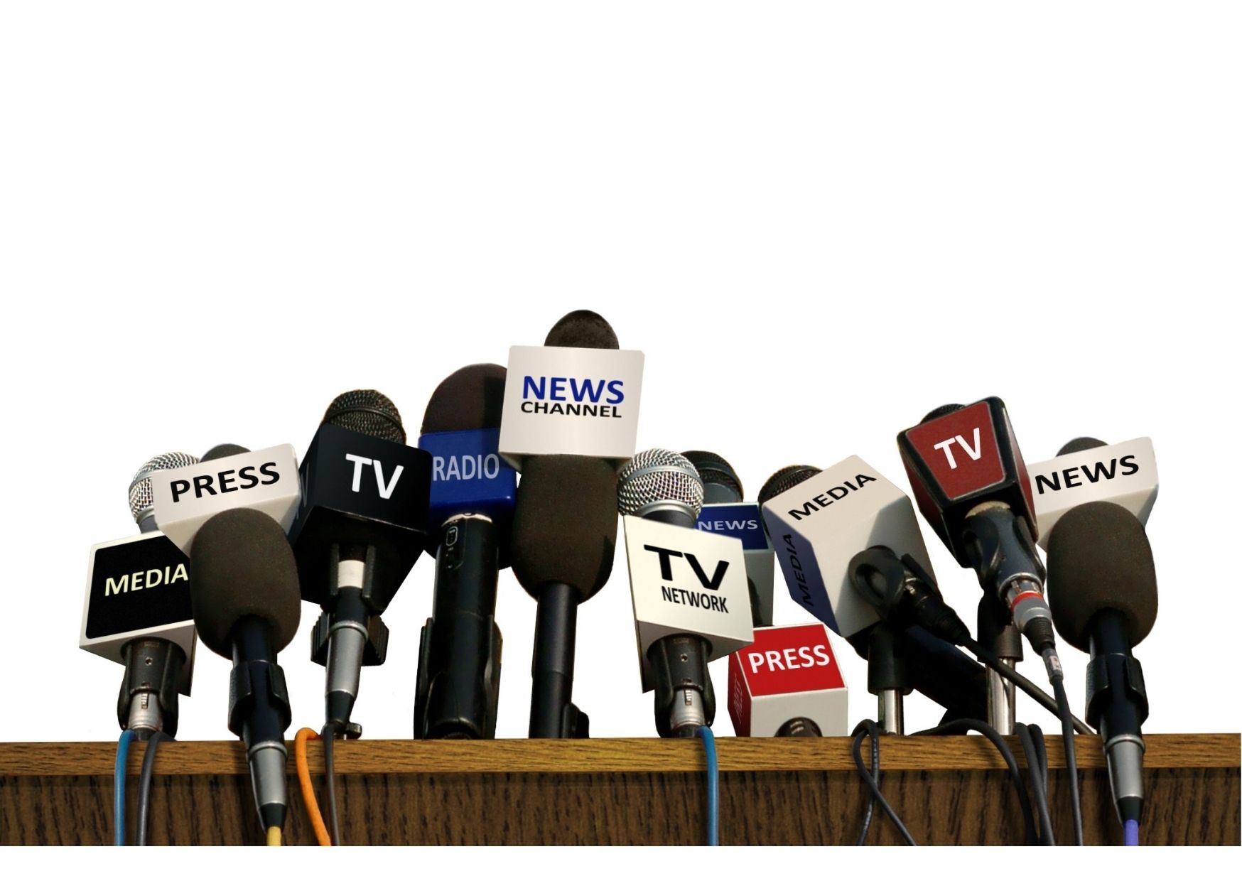 Več mikrofonov z oznakami ‘press’, ‘TV’, ‘radio’ in ‘news’ simbolizira medijsko izpostavljenost, odnose z javnostmi ter pomen komuniciranja z različnimi medijskimi kanali