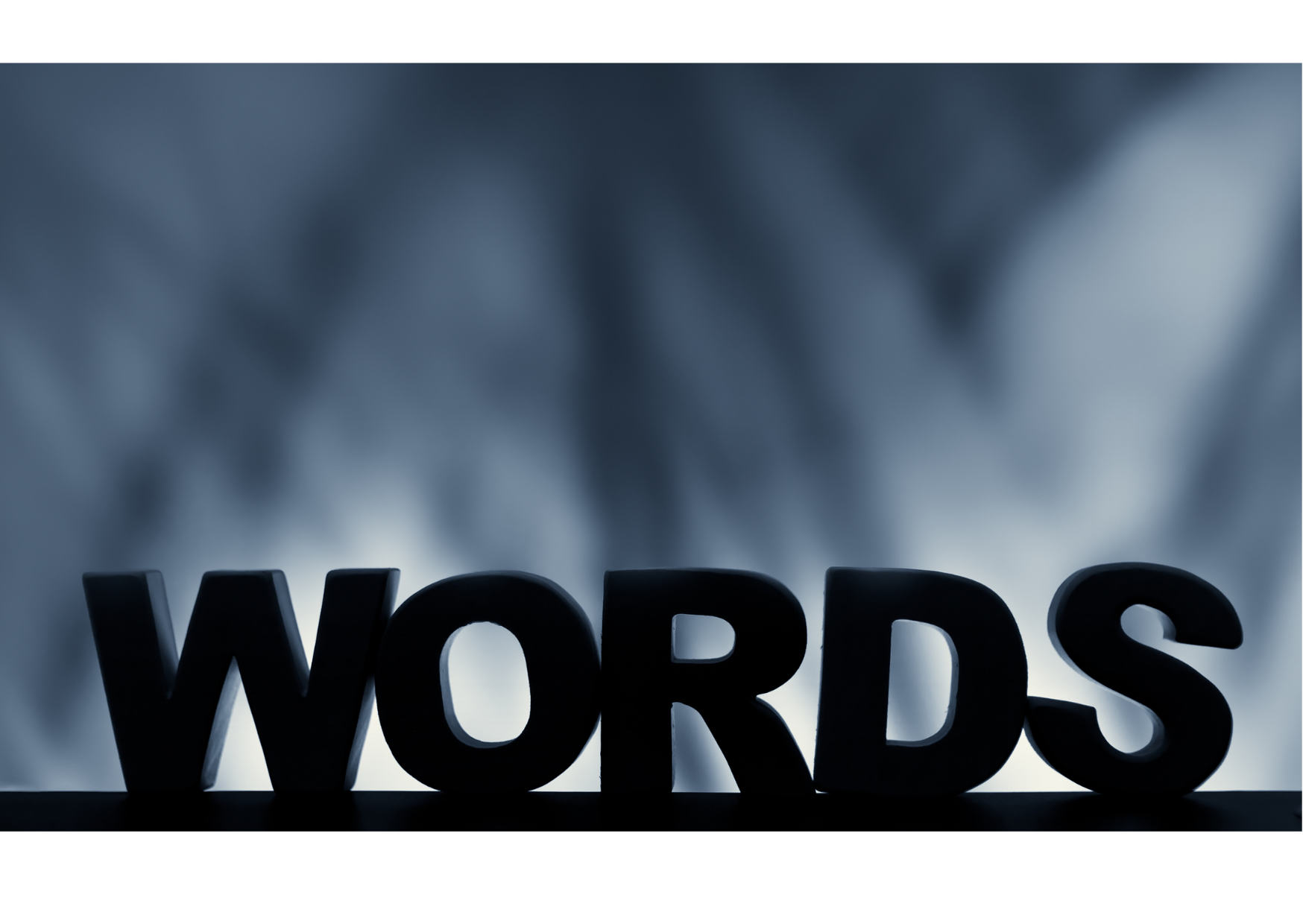 Beseda ‘WORDS’ v ospredju simbolizira moč komunikacije, pomen izbire pravih besed ter njihov vpliv na zaznavanje, odnose in uspeh v poslovnem ter osebnem okolju