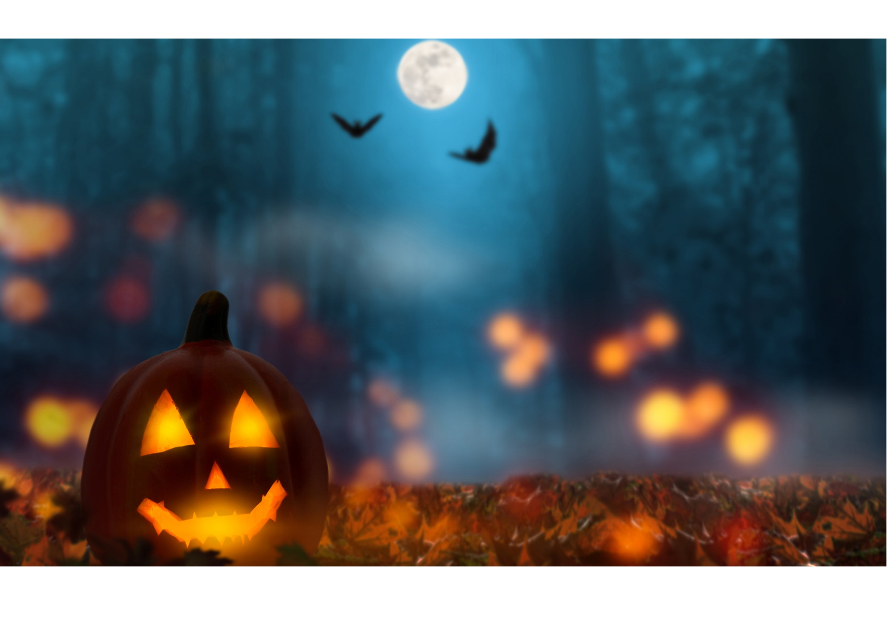 Slika prikazuje bučo z izrezljanim nasmehom (jack-o’-lantern) v nočnem, rahlo mističnem okolju, kar simbolizira vzdušje noči čarovnic, skrivnostnost ter preplet svetlobe in teme.