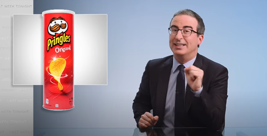 John Oliver v svoji epizodi na Last Week Tonight govori, ob njem je prikazana embalaža čipsa Pringles Original.