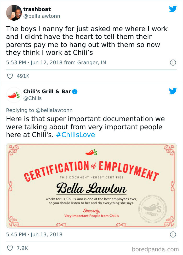 Posnetek Twitter pogovora, kjer varuška v tvitu šaljivo zapiše, da otroci mislijo, da dela v restavraciji Chili’s, na kar se Chili’s odzove z humorjem in priloži lažno potrdilo o zaposlitvi.