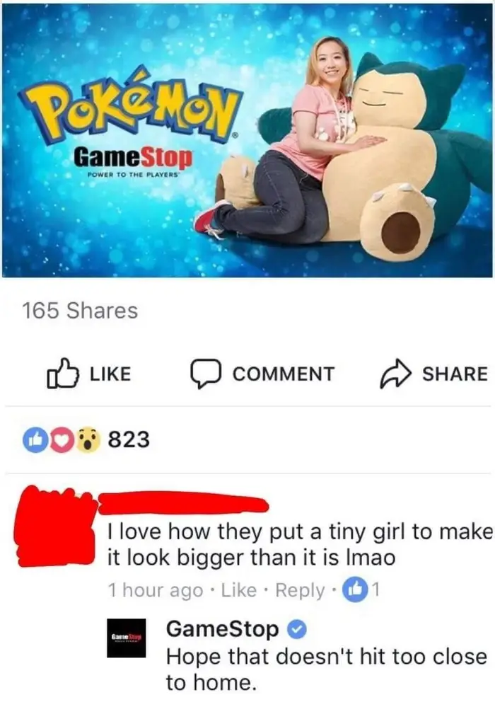 Posnetek objave na družbenem omrežju z oglasom za Pokémon pri GameStopu, kjer oseba sedi ob plišasti figuri. Komentar uporabnika namiguje na manipulacijo velikosti, na kar se GameStop odzove z ironičnim odgovorom.
